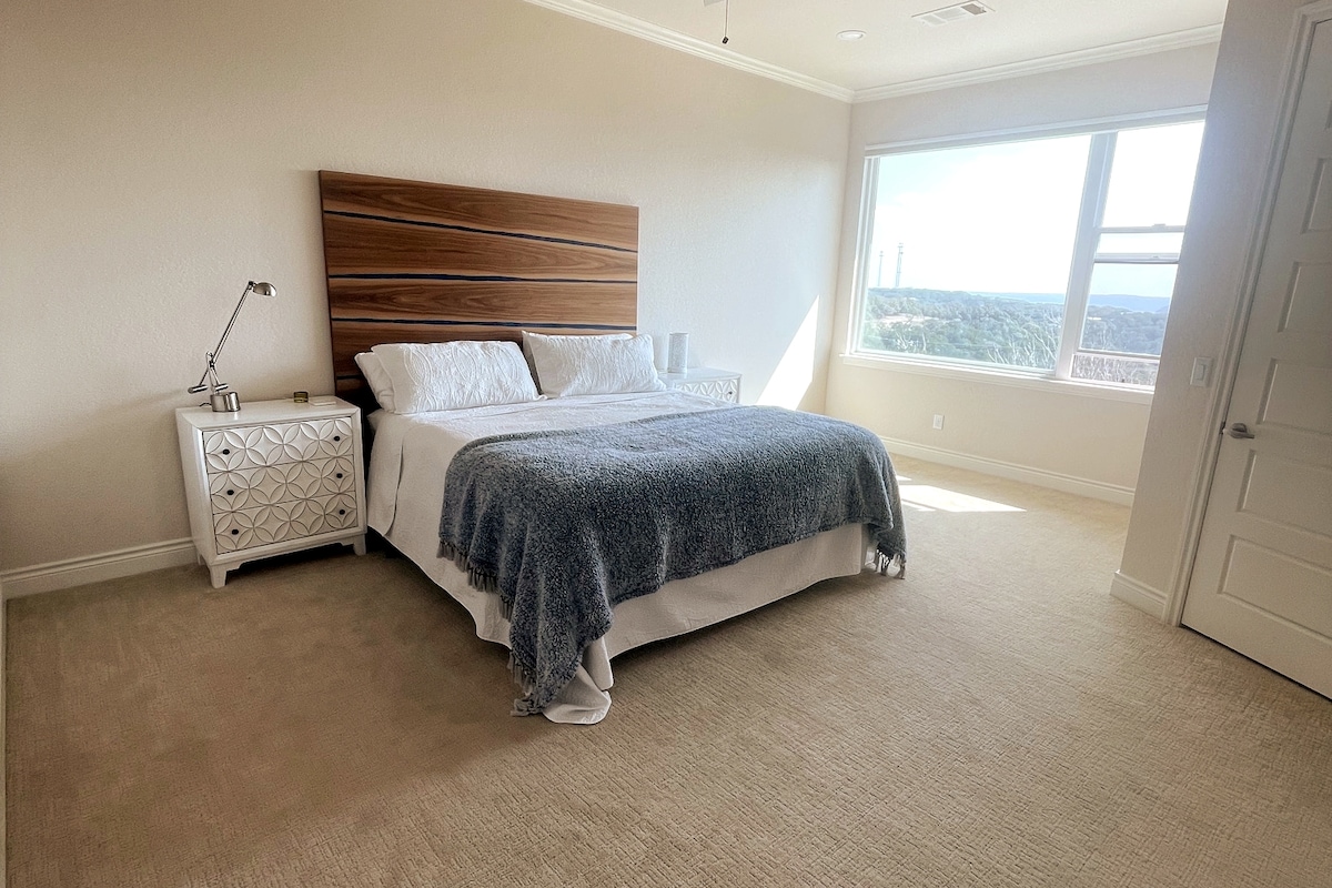 hoofdslaapkamer, kingsize bed, ensuite badkamer, 3e verdieping uitzicht op heuvels