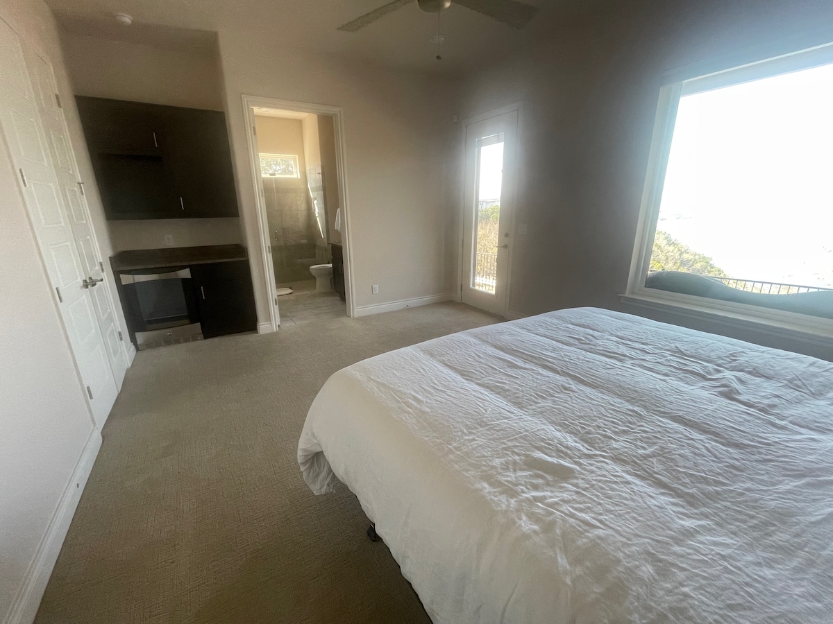 Slaapkamer op de 1e verdieping met uitzicht op het meer