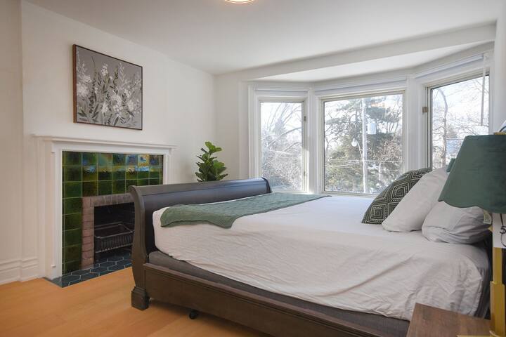 Updated Home in Prime Location gallery image 4