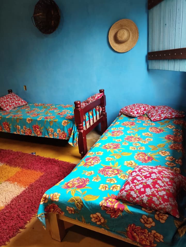 U ovoj sobi imamo dva jednostruka kreveta s madracima od pjene te 1 dvostruki zračni madrac i 2 jednostruka zračna madraca.