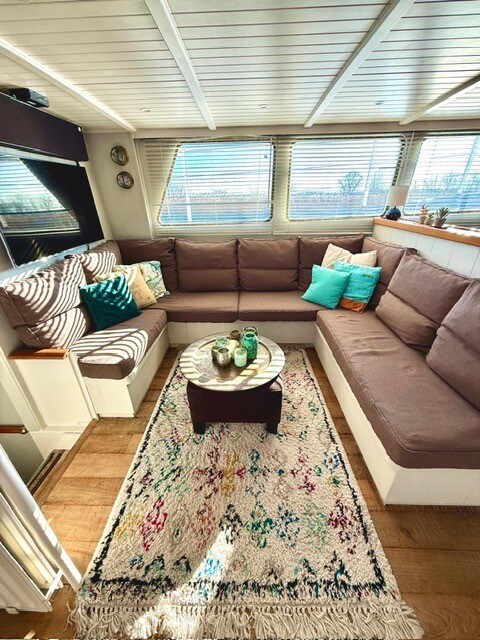 Popular Airbnb listing: Welcome to seagoing vessel Blauw aan de Kaag Warmond in Zuid Holland