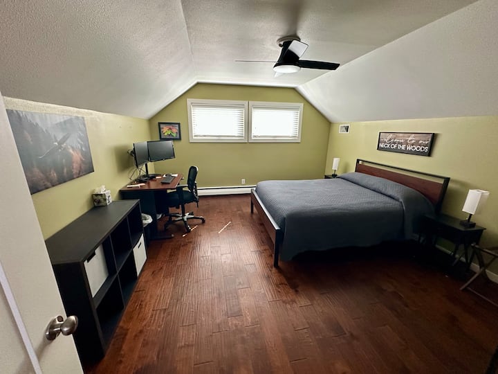 De 'Green Room' is uitgerust met een werkplek (aansluiting beschikbaar voor je laptop om op de monitoren te projecteren!). Deze kamer is gelegen op de eerste verdieping en deelt het halve bad met de 'Gele Kamer'.