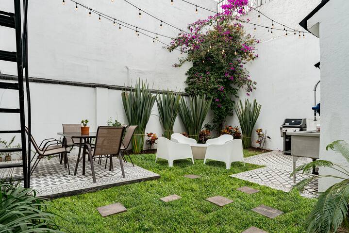 Huge Home for 23, Rare Indoor Garden Near Hotspots gallery image 2