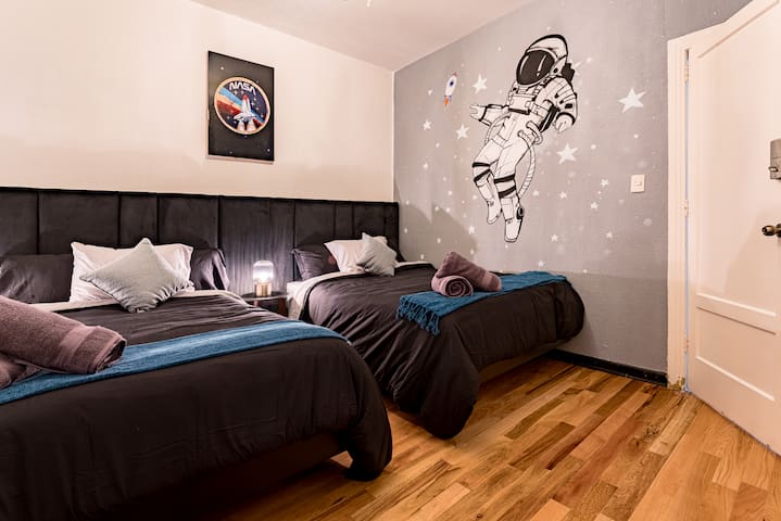 Huge Home for 23, Rare Indoor Garden Near Hotspots gallery image 4