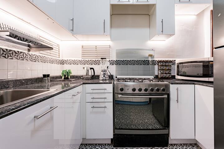 Huge Home for 23, Rare Indoor Garden Near Hotspots gallery image 5