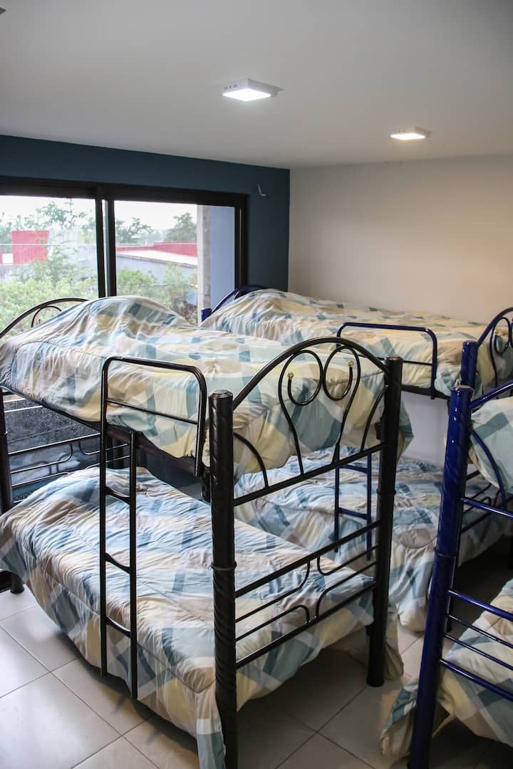 房间# 2 

房间光线充足，窗户为房间带来新鲜空气 