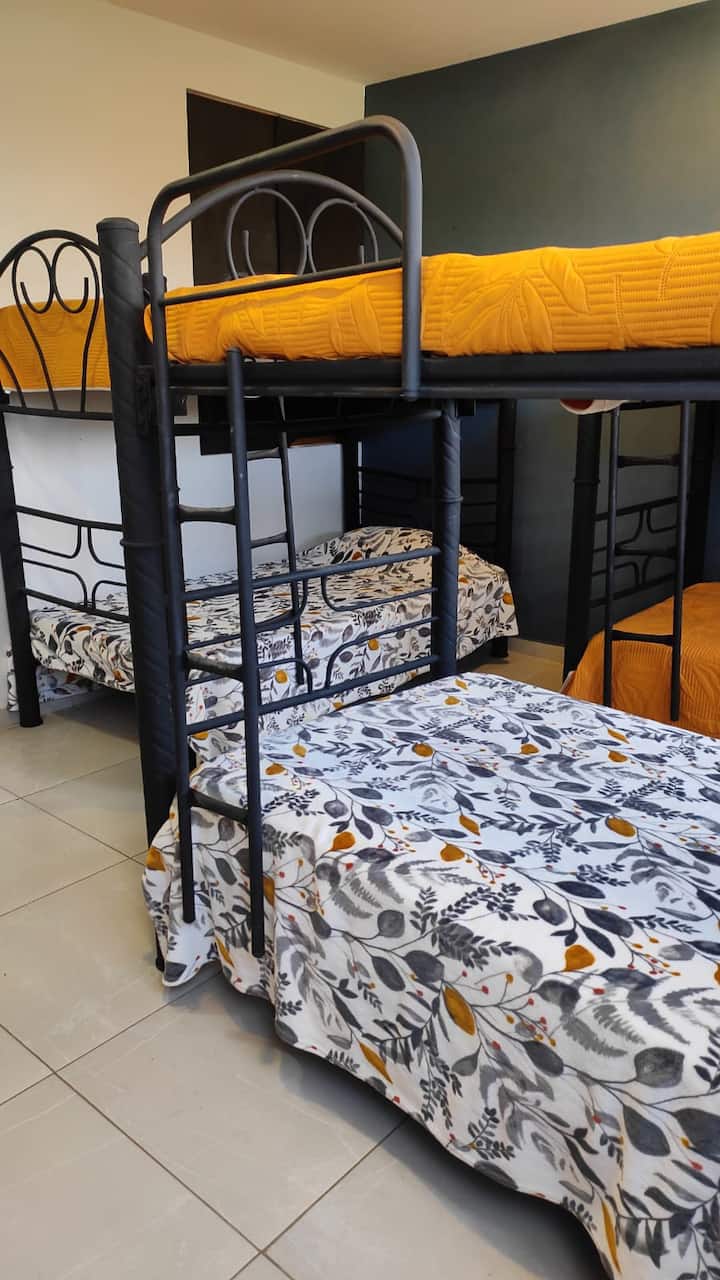 房间# 1 

舒适、光线充足，配备独立卫生间