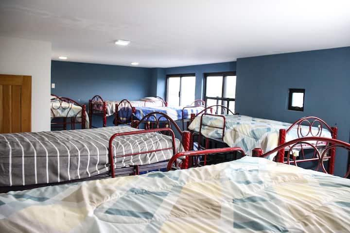 第四# 4 

房间非常宽敞，光线充足，有独立卫生间，适合大量人入住 