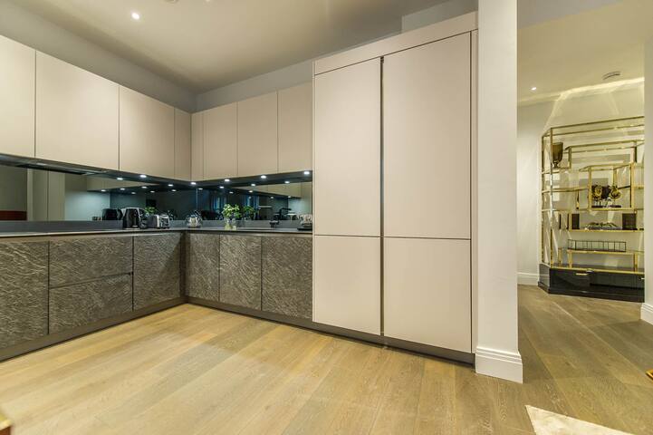 Three bed, walk to Covent Garden gallery image 4