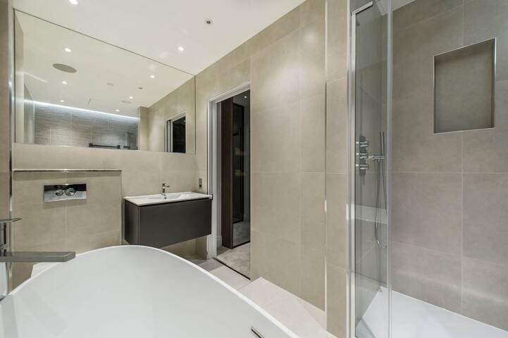 Three bed, walk to Covent Garden gallery image 5