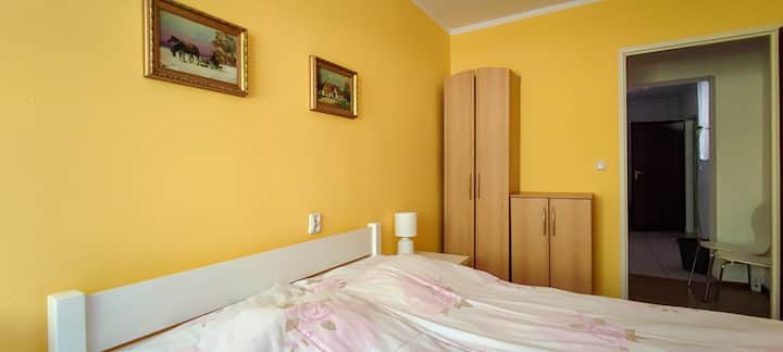 Apartman , 2 dvokrevetne sobe, kupaonica, kuhinja.
Prizemlje.
Cijena 280 zł po noćenju.