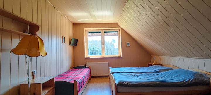 Dvokrevetna soba s  kupaonicom.
Cijena 150 zł po noćenju.
