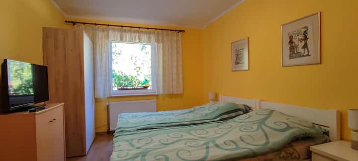 Apartman , dvije dvokrevetne sobe , kupaonica , kuhinja.
Prizemlje.
Cijena 280 zł po noćenju