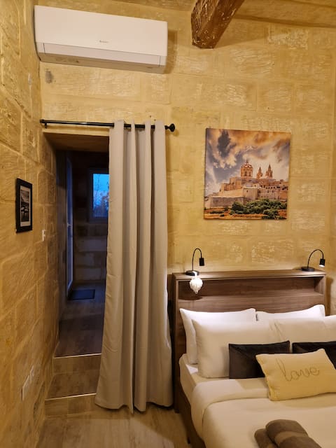 Room MDINA in ancient house 3min away from Airport