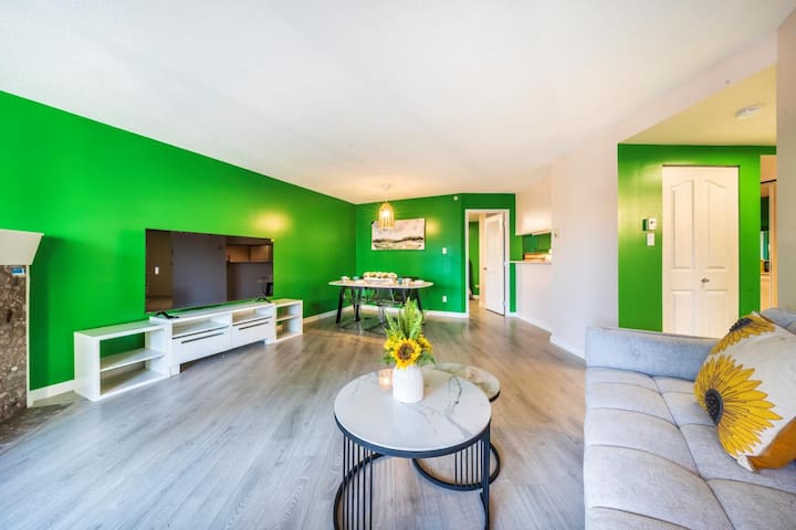 Modern 2BR Apt W/P Heart of DT