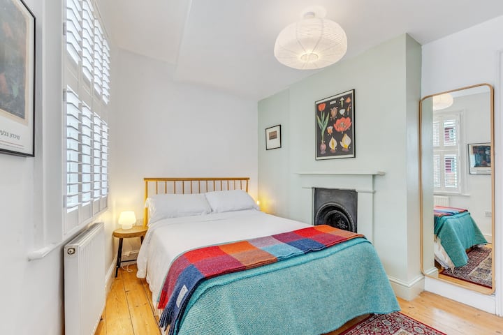 Pumzika katika chumba hiki cha kulala chenye starehe na maridadi kwa ajili ya kulala usiku kwa utulivu.