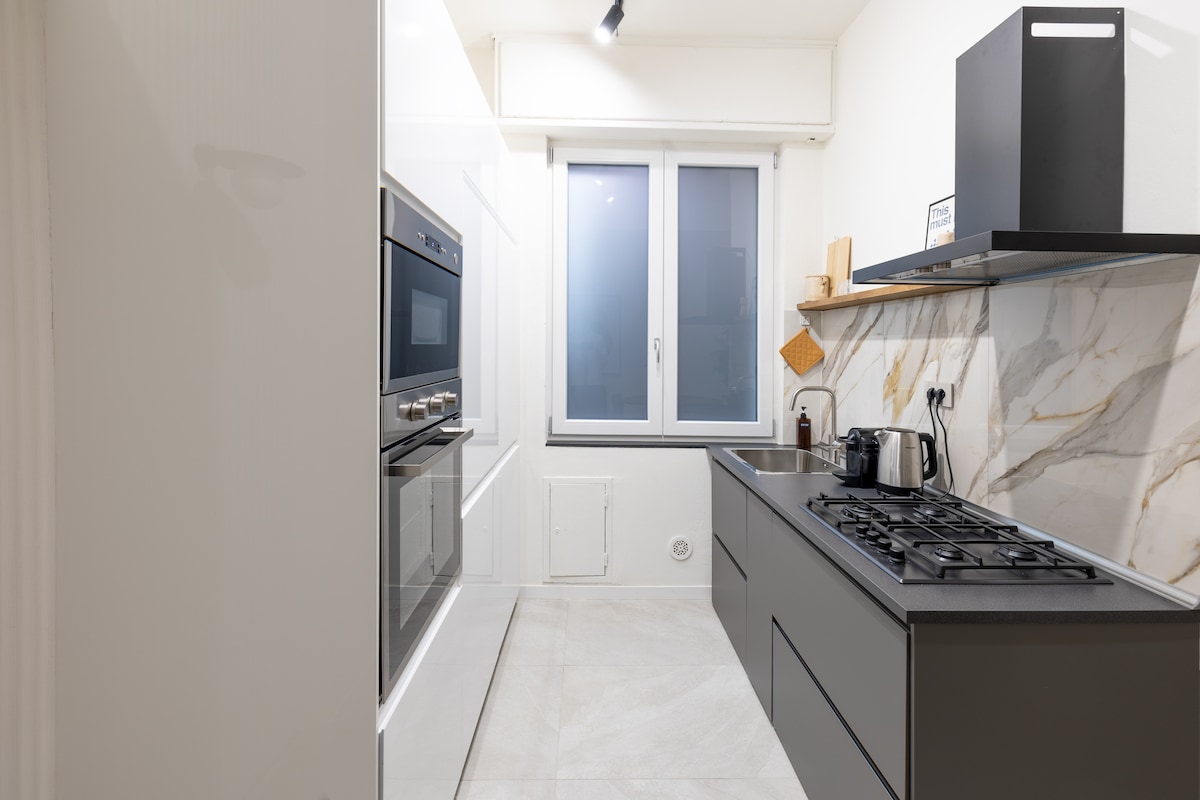 Annonce Airbnb populaire: Two-room apartment with walk-in shower at the station à Pisa