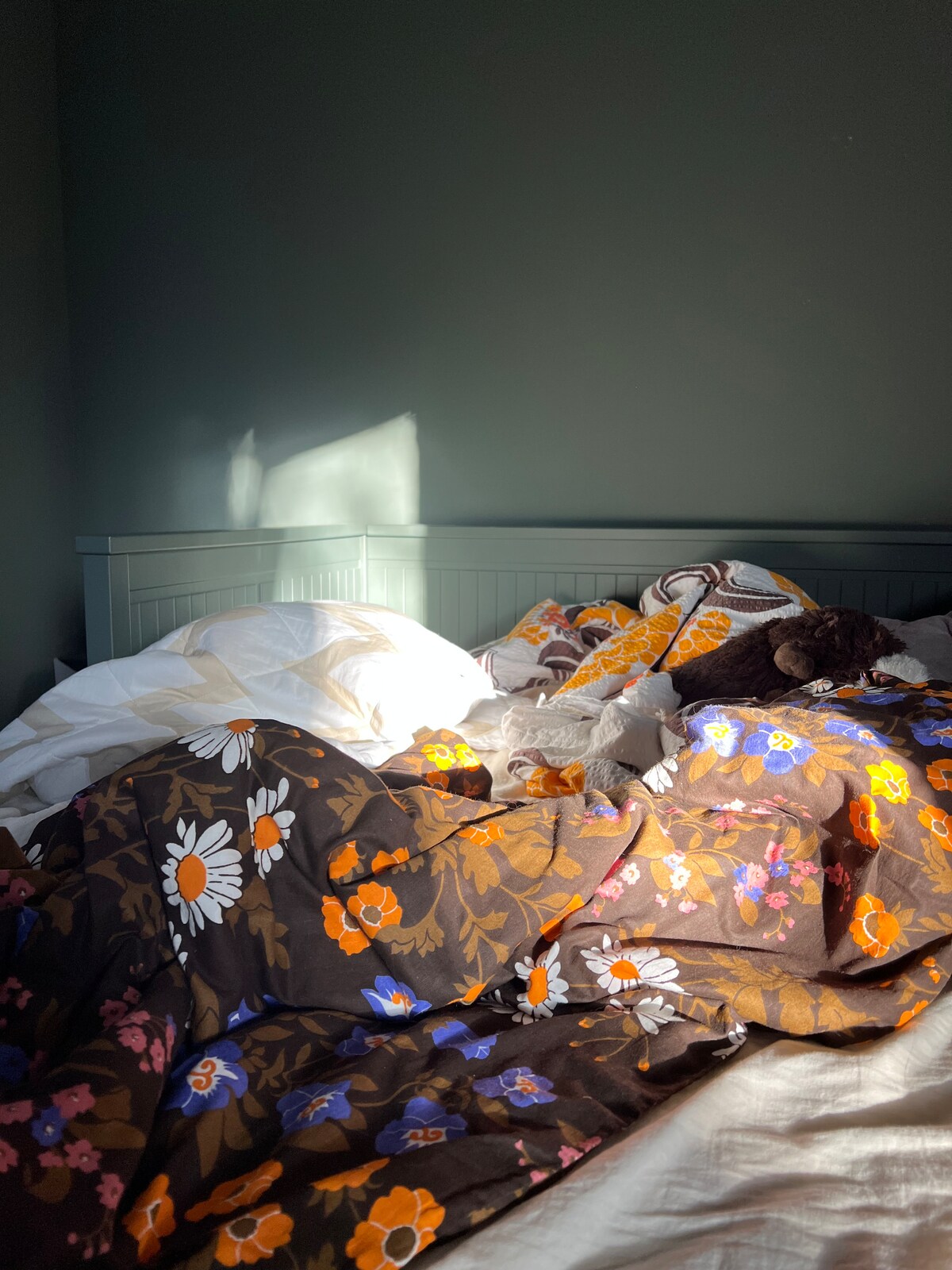 Er zijn twee eenpersoonsbedden. 