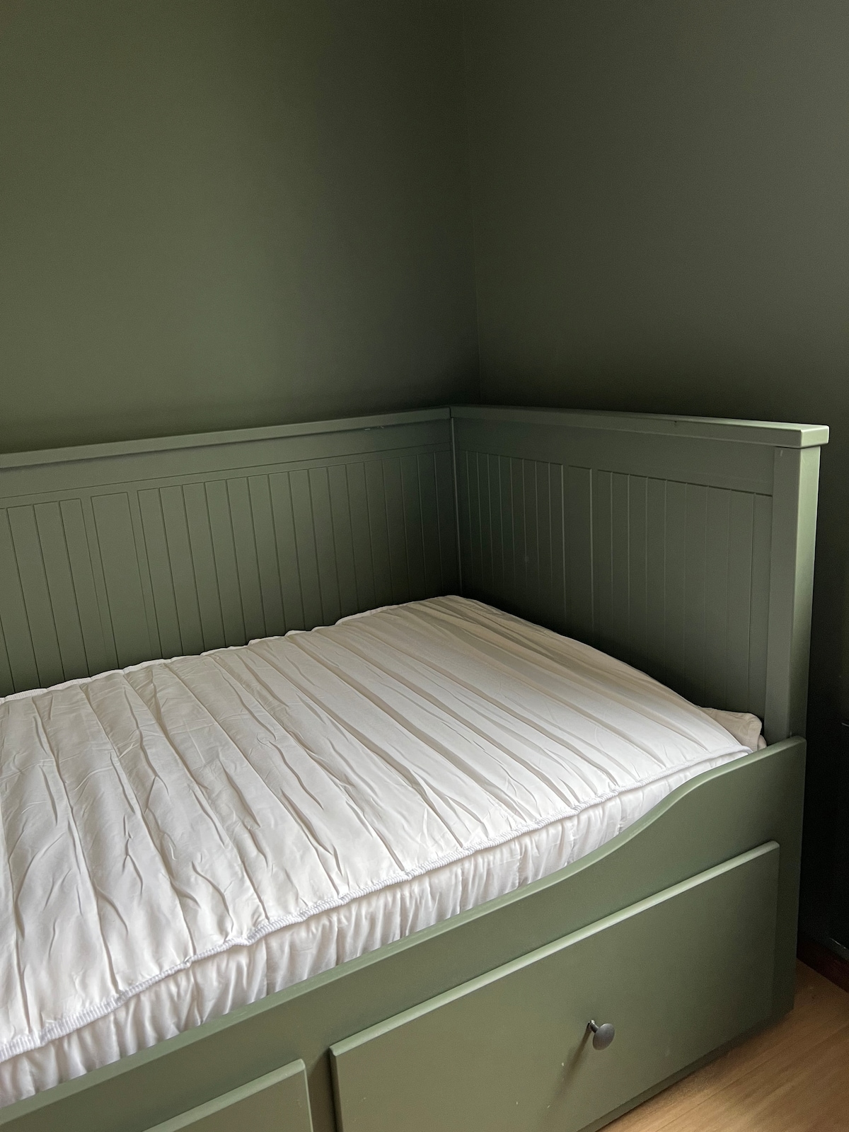 Er is een uitschuifbed dat verandert in een tweepersoonsbed en een eenpersoonsbed. 