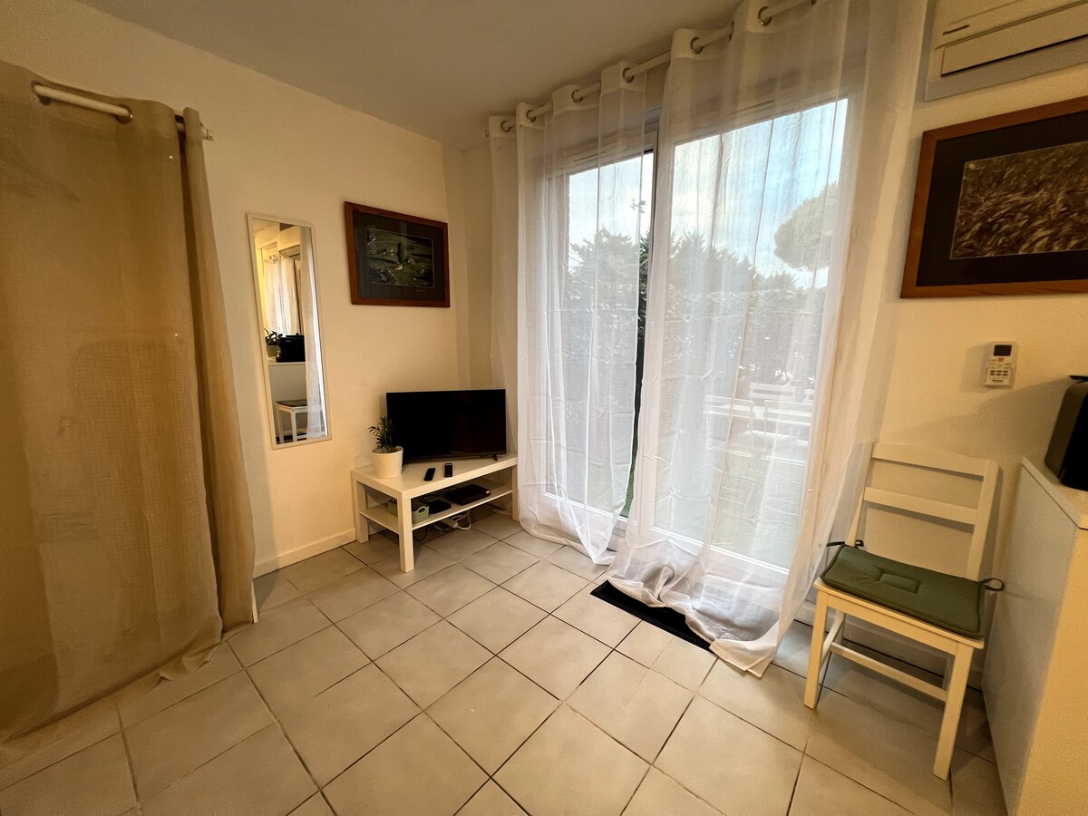 Successful Airbnb property: Private Studio-Garden Swimming Pool & Tennis Calm & Air-Conditioned in Toulouse