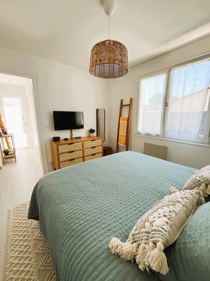 Chambre 2, lit queen size 160 x 200 + TV 