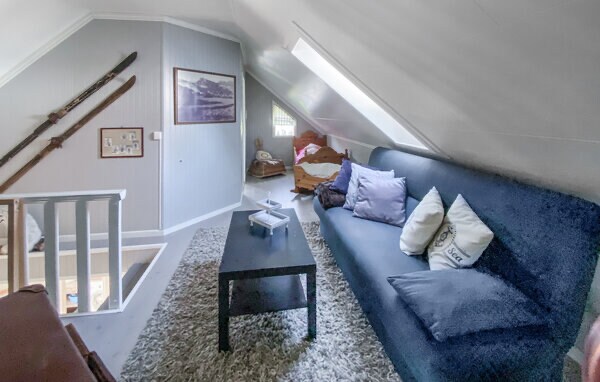 Divan-krevat në dhomën e ndenjjes së loftit mund të dalë në 2 ambiente gjumi