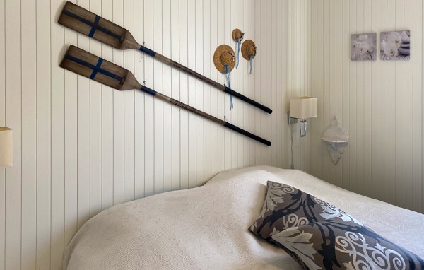 Kjo dhomë gjumi ndodhet në katin e parë.
150 cm. krevat i gjerë