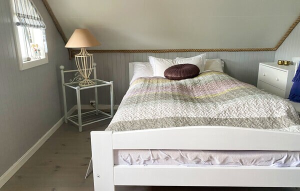 Dhoma e gjumit 1 është në katin e 2-të/në loft. 
Krevat 120 cm i gjerë