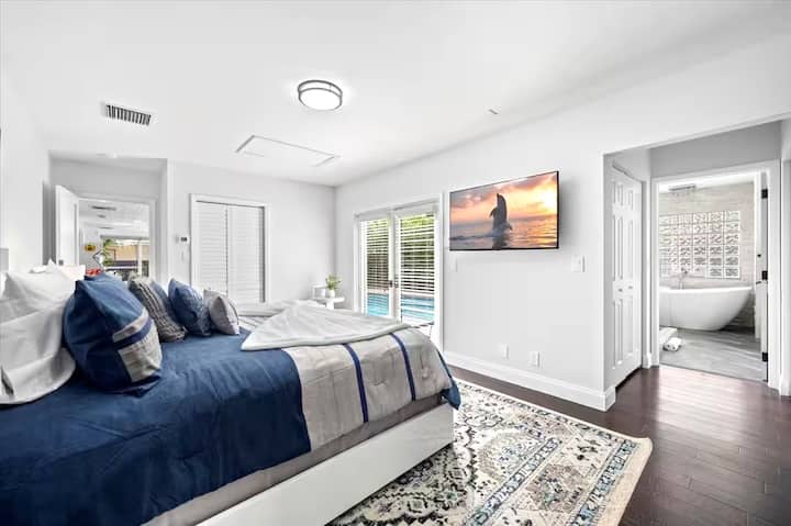 Основна спалня със самостоятелна баня, която включва голяма вана и облицована с плочки душ кабина.  Суперголямо двойно легло и врати, които водят до вътрешния двор.