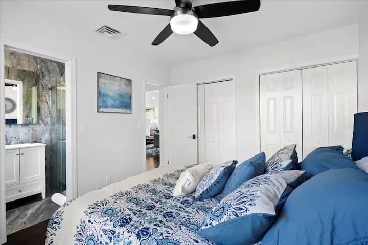 Тази спалня за гости предлага луксозно двойно легло и самостоятелна баня с душ кабина.  Много място в гардероба за гости.