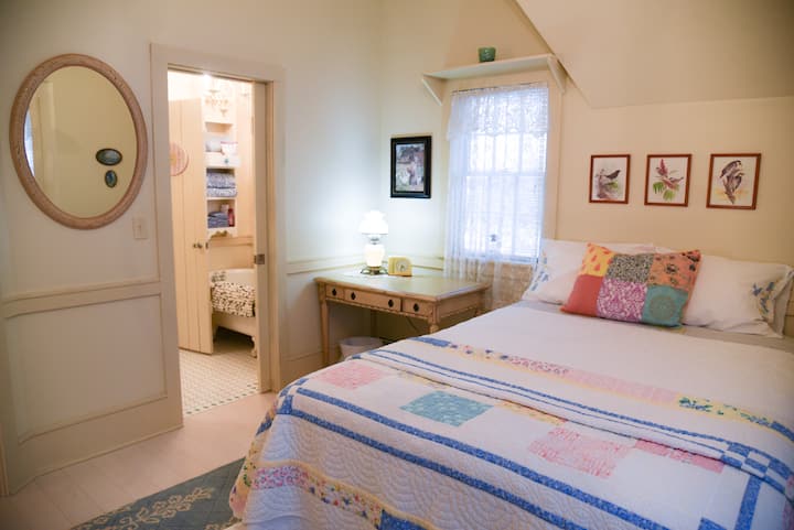 חדר שינה פרטי הממוקם בקומה השנייה עם מיטת קווין סייז, שולחן עבודה, חדר ארונות מלא וגישה לאמבטיה המשותפת בסגנון Jack+Jill.