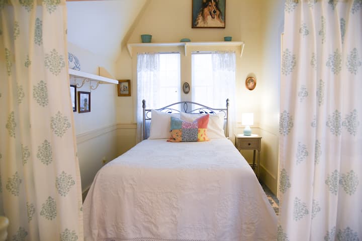 חדר שינה פרטי למחצה הממוקם בקומה השנייה עם מיטה זוגית ווילונות פרטיות.  גישה ישירה לאמבטיה המשותפת בסגנון Jack+Jill.