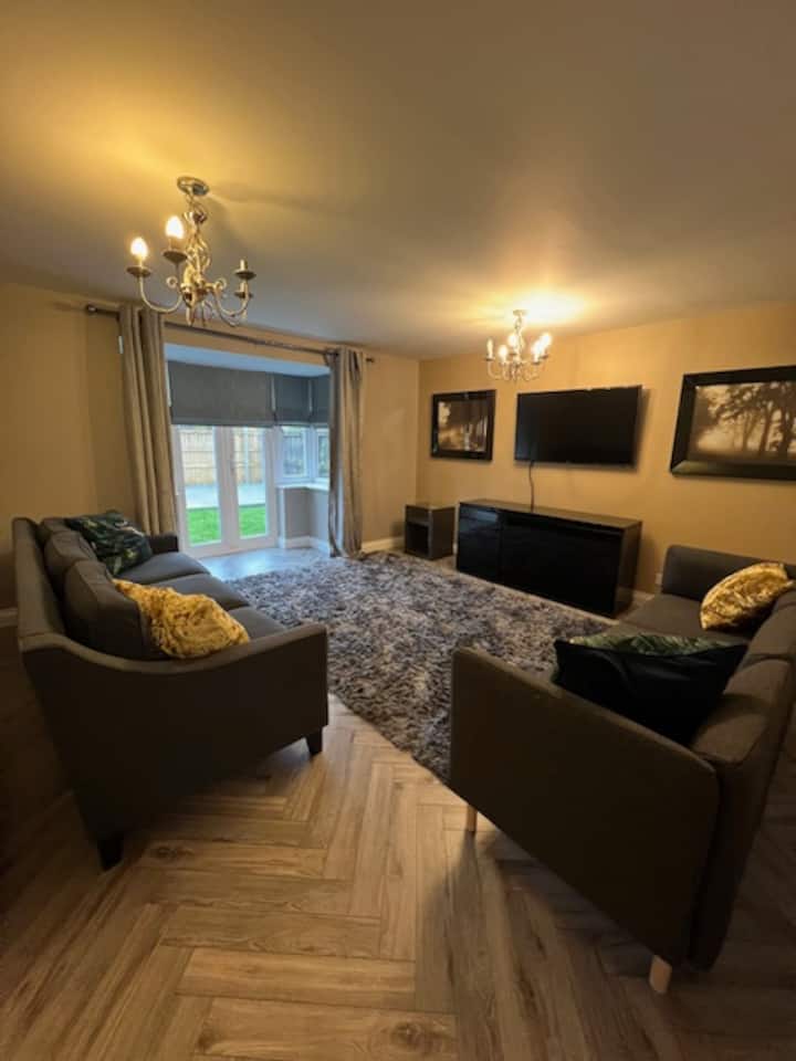 Wrexham Retreat Villa, 4 Bedrooms, 4 Beds, 3 Baths - 렉섬