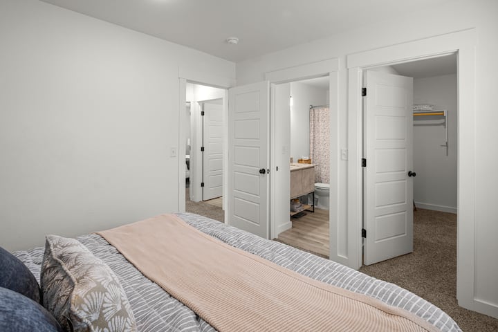 Mjeshtër me krevat dopio "King", banjë private dhe dollap shëtitës