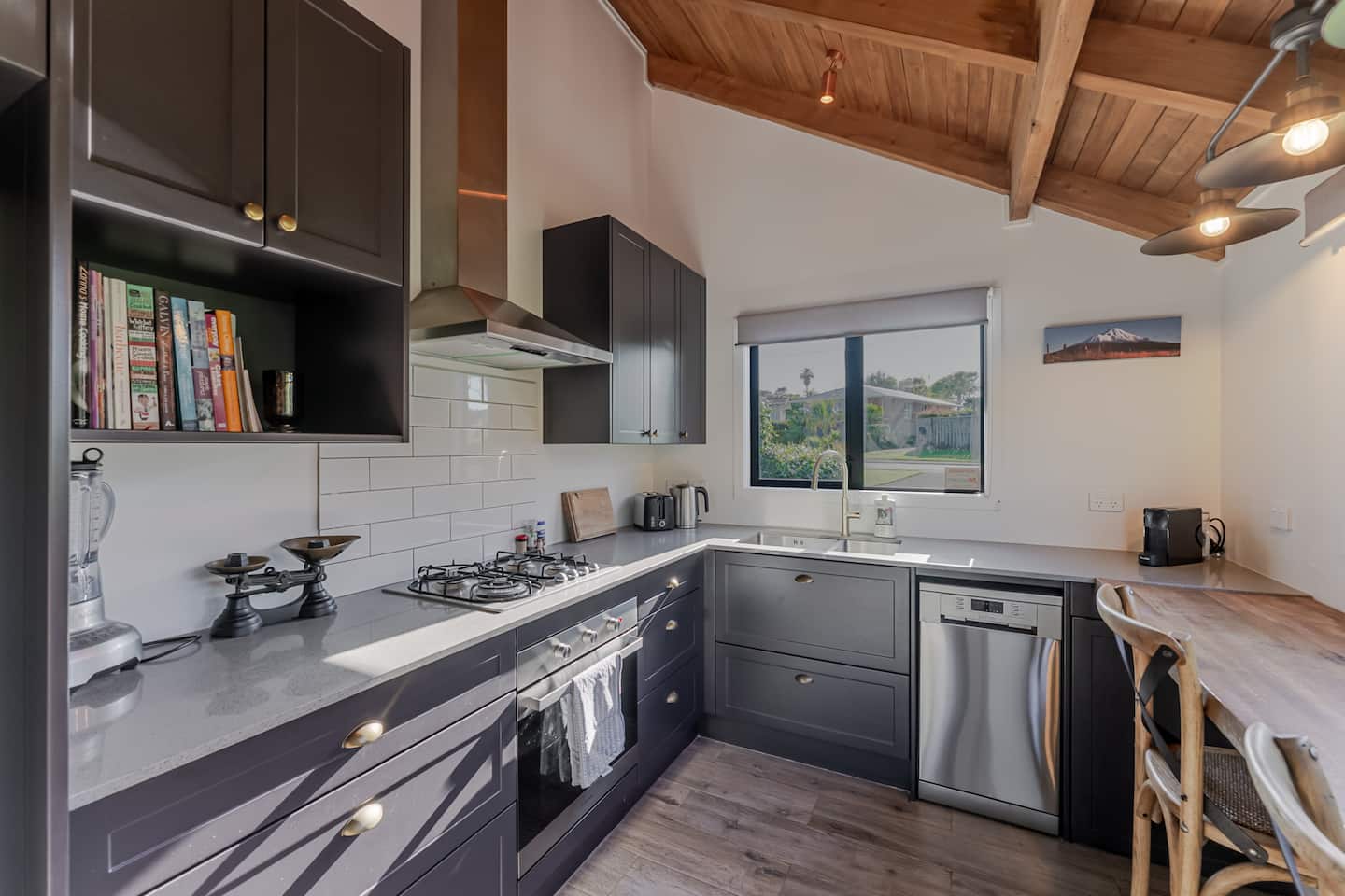 Light And Airy In Oakura 5