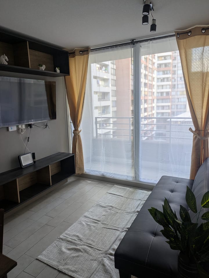 Sala de estar, você pode descansar depois de passear pelas ruas de Santiago em um sofá-cama, assistindo TV (conectada à internet).
Se você for para a varanda, você terá uma vista para o jardim interno.