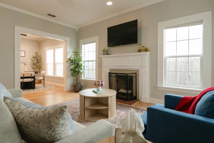 La sala de estar ofrece comodidad y entretenimiento con TV, Netflix y VSee Box para la transmisión. El sofá se convierte en una cama, perfecta para descansar o pasar las noches de cine. La iluminación suave, los cojines y un tiro acogedor completan el espacio.