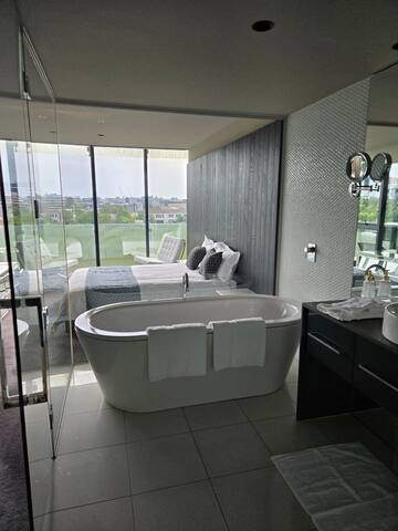 Luxury Apartment- Opposite Grand Prix Track gallery image 5