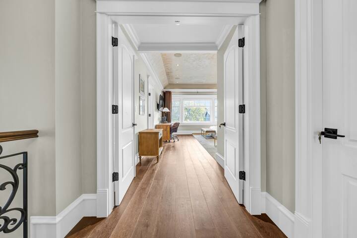 Original Versace House Vancouver 10min to Downtown gallery image 3