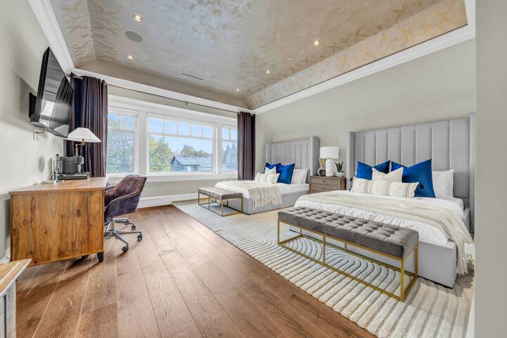 Original Versace House Vancouver 10min to Downtown gallery image 2