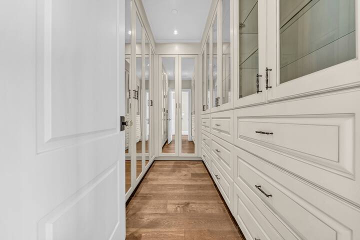 Original Versace House Vancouver 10min to Downtown gallery image 5