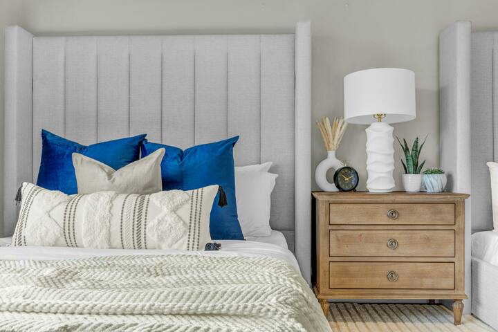 Original Versace House Vancouver 10min to Downtown