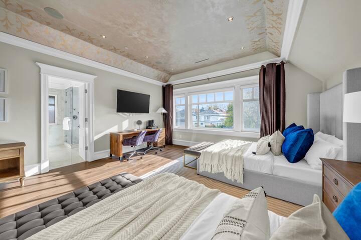 Original Versace House Vancouver 10min to Downtown gallery image 4