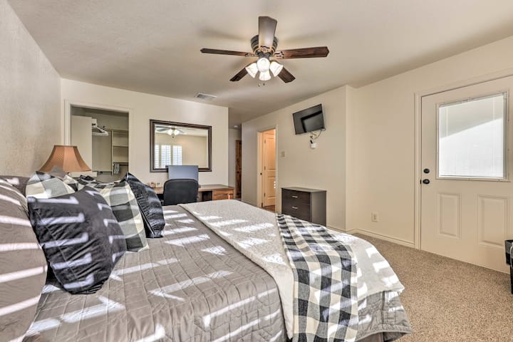 Veliki bračni krevet s velikim ormarom, izravnim pristupom terasi i kupaonicom.  