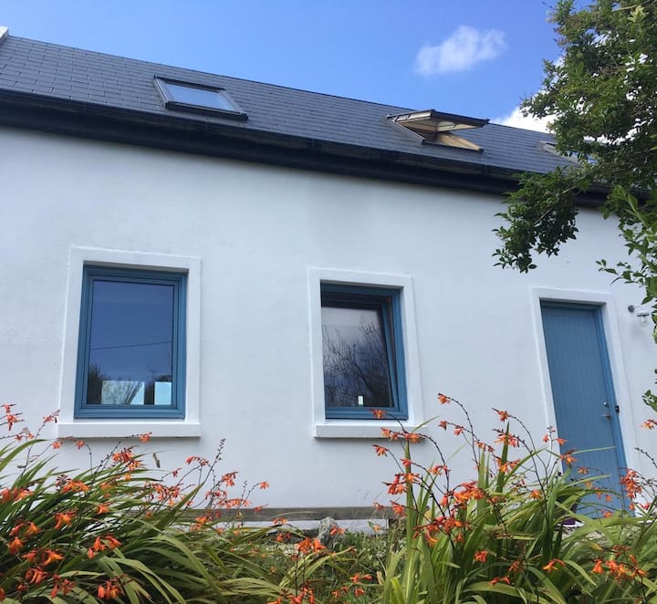 Sleeps 6 Cottage 'Rínn, Red Quarter' Cottages for Rent in Carraroe