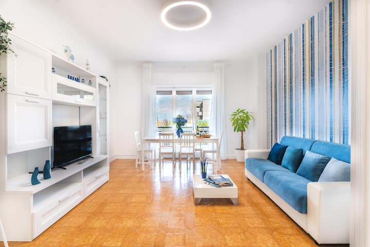 Ნათელი და ჰაეროვანი საცხოვრებელი სივრცე პატიოსა და ბაღის გარეთ პირდაპირი წვდომით.  Შეავსეთ სმარტ-ტელევიზორითა და აპებით: Netflix, Amazon Prime და Disney+.  Სასადილო მაგიდა და სკამები საჭმლის მოსამზადებლად.