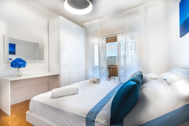 Ოკეანის საძინებელს აქვს პირდაპირი წვდომა პატიოსა და კერძო ბაღის ტერიტორიაზე, ასევე, აქვს დიდი გარდერობი საკმარისი სივრცით.