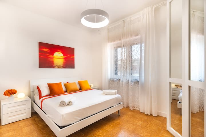 Მზის ჩასვლის საძინებელს აქვს დიდი ფანჯარა, რომელიც კერძო ბაღისკენ იყურება.  Სარკისებური გარდერობი საკმარისი სათავსოებით.