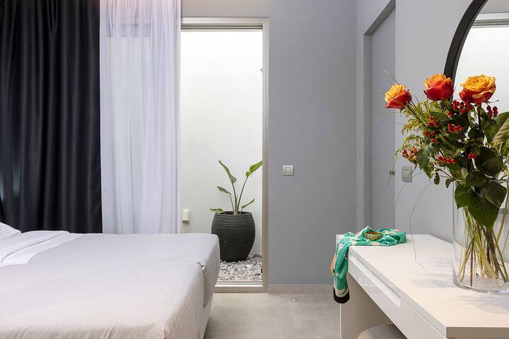 Luxury 5 Bedroom Seaside Villa gallery image 3