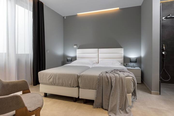 Luxury 5 Bedroom Seaside Villa gallery image 2